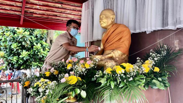 สรงน้ำรูปเหมือน หลวงพ่อแดง โอภาโส วัดมะเฟือง