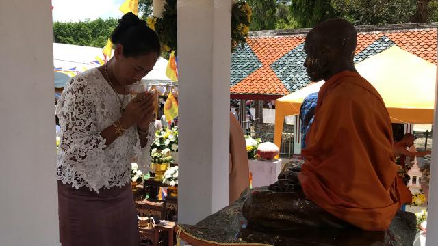 ประเพณีสรงน้ำรูปเหมือนหลวงพ่อเด้ง วัดมะเฟือง